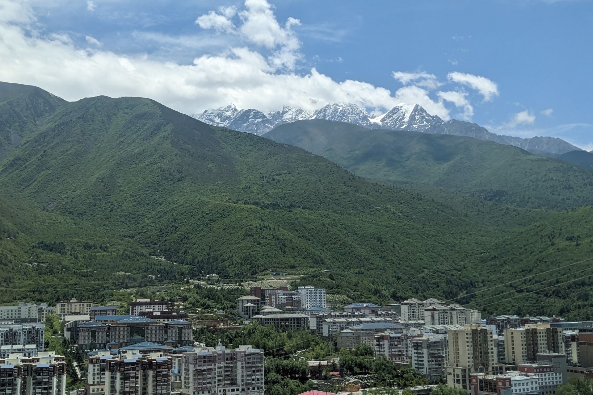 雪山与小城